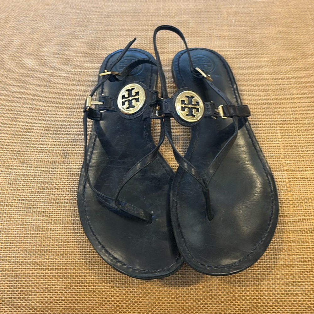 Tory Burch black sandals.
Great condition.
No scratches on gold emblem